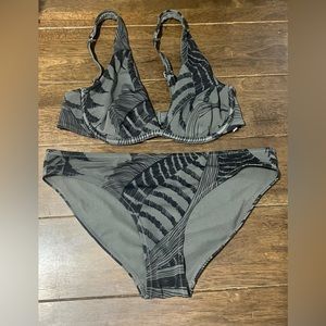 Athleta Zuma bikini set, 32 b/c & Small bottoms. Excellent condition